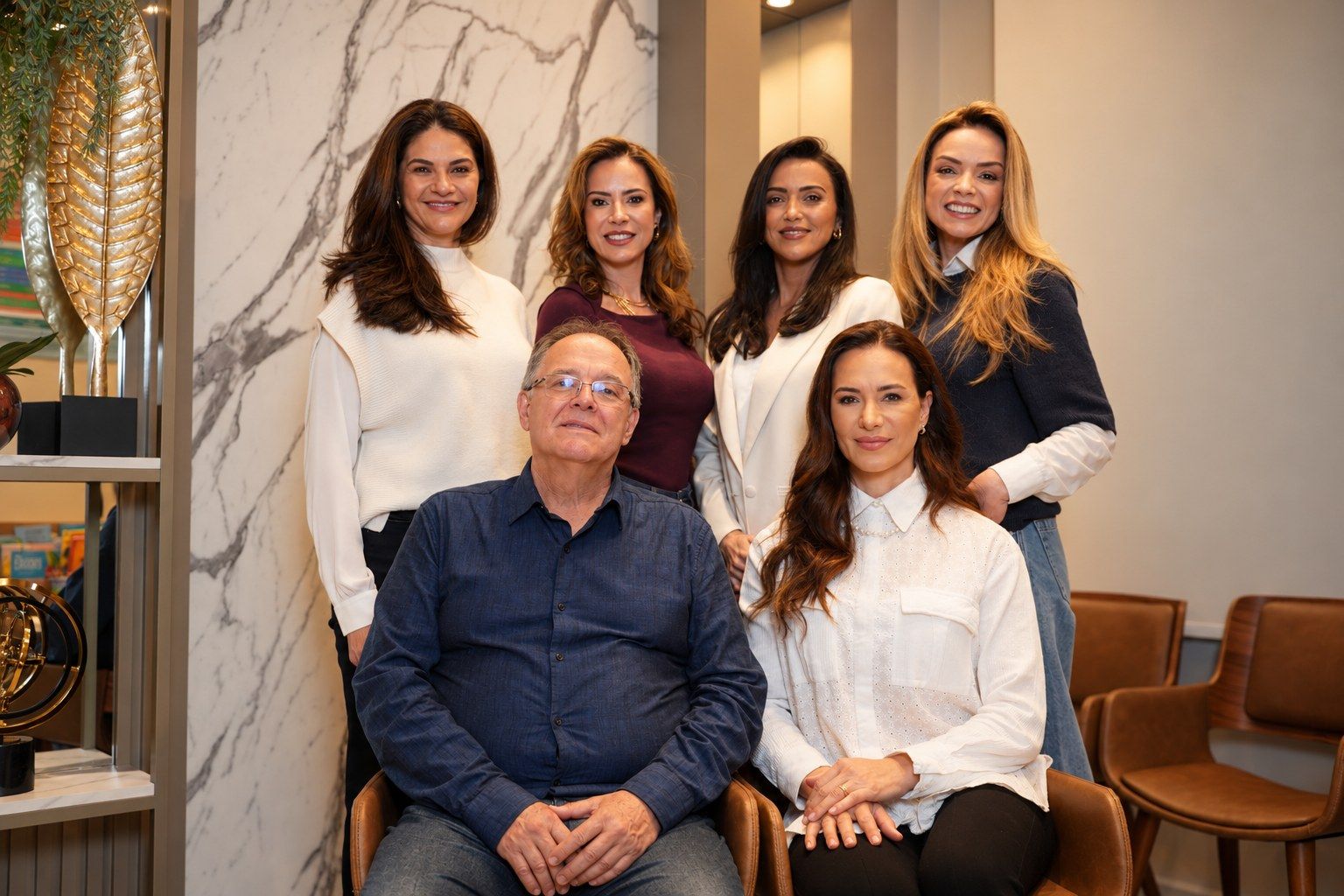 Dentistas da Clínica Vaccari sorrindo, em retrato de grupo