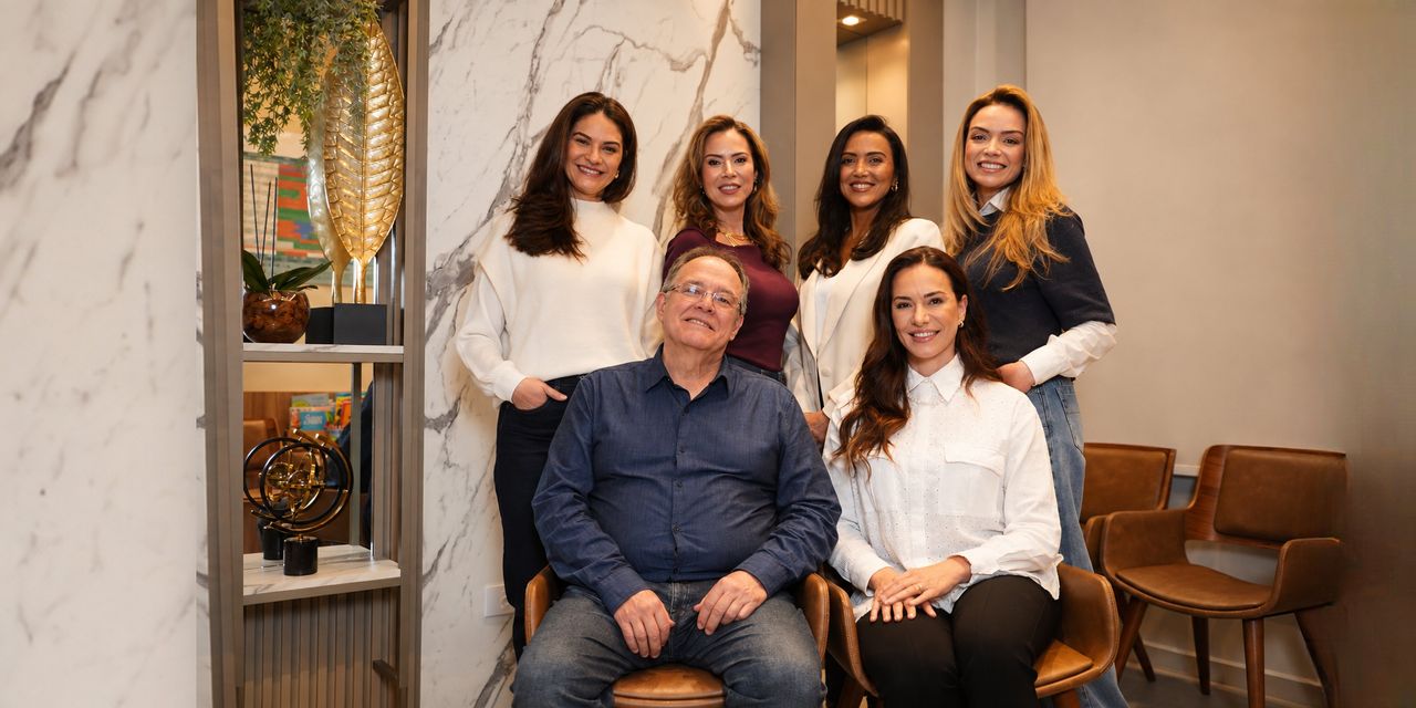 Equipe da Clínica Vaccari na recepção da clínica, em São José dos Pinhais